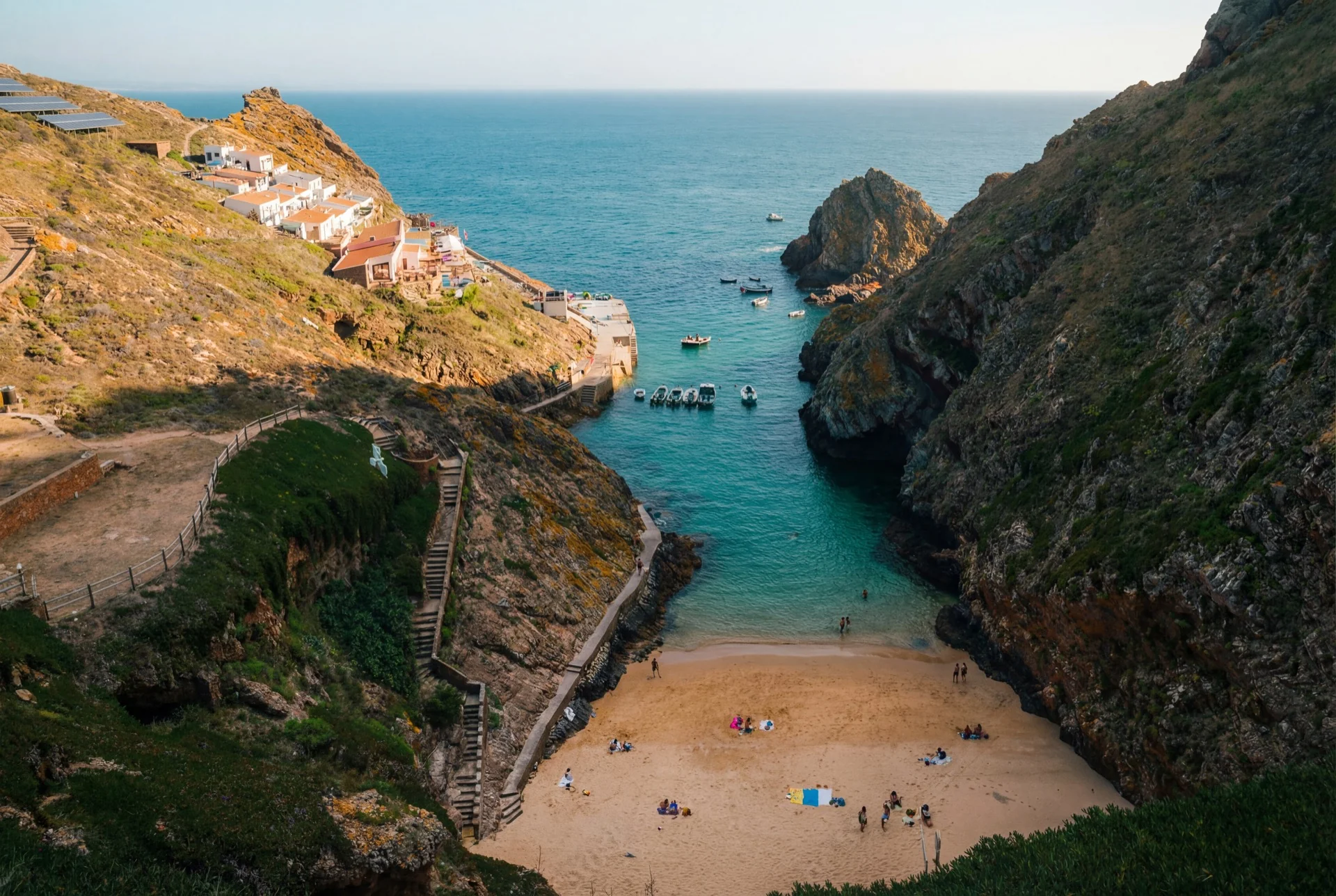 Praia da Ilha da Berlenga — baía principal e cais de desembarque